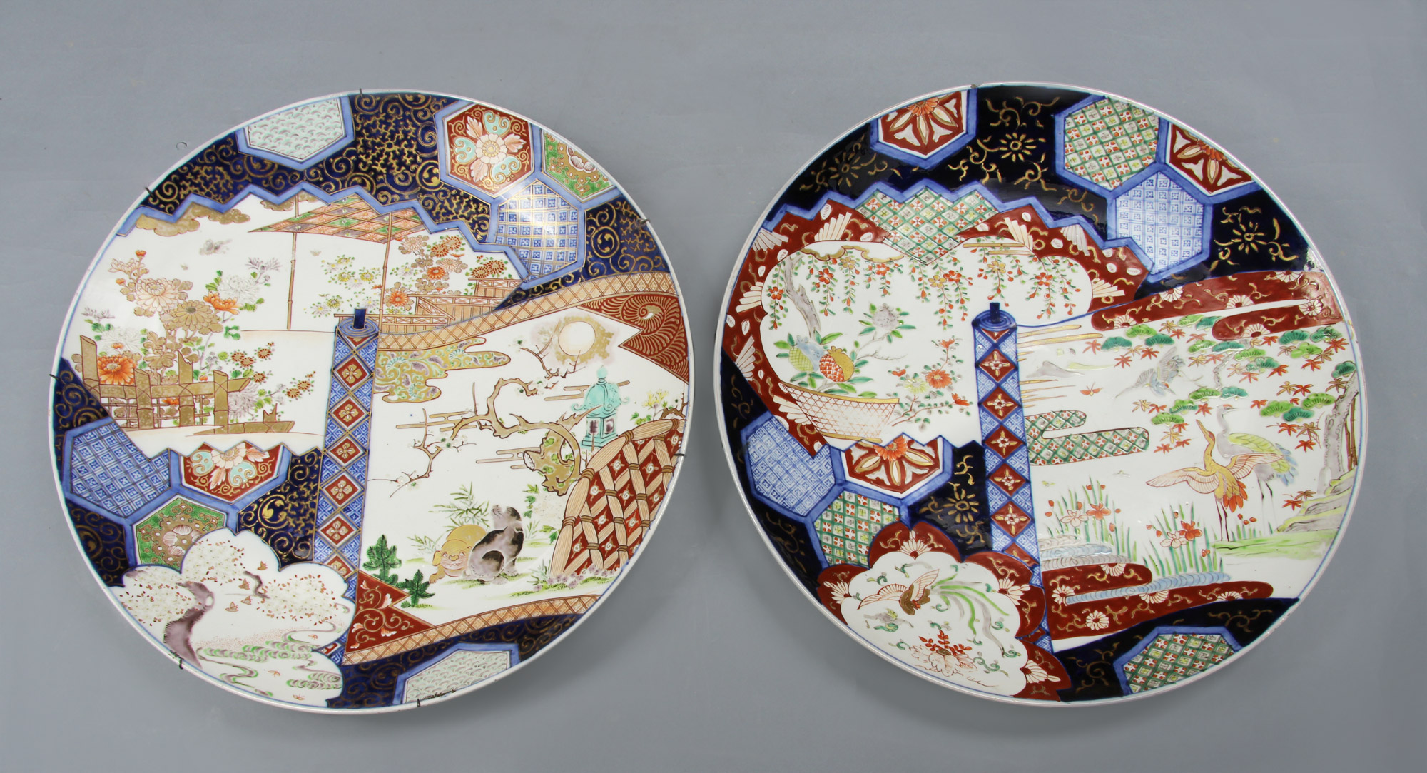  PAR DE GRANDES PLATOS DE PORCELANA JAPONESA IMARI. 