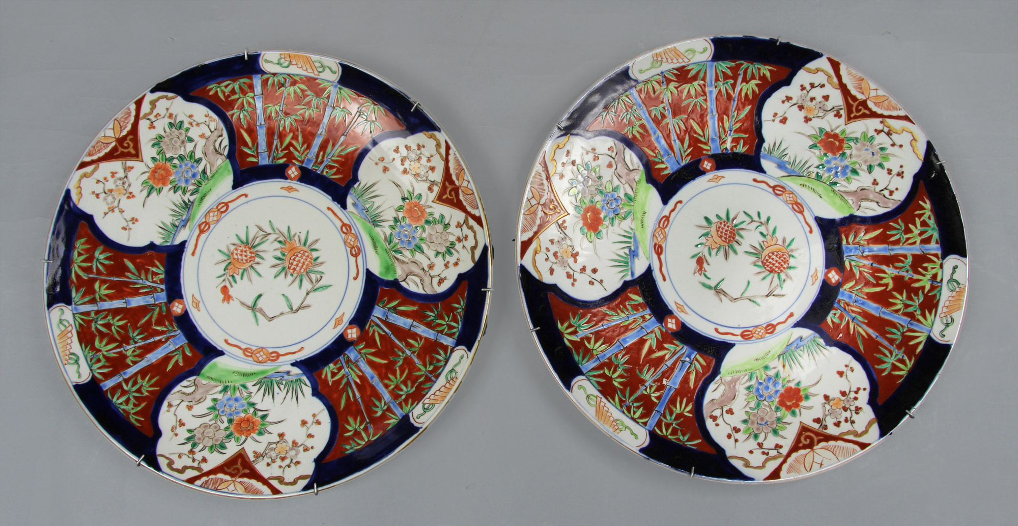  PAR DE GRANDES PLATOS DE PORCELANA JAPONESA IMARI. 