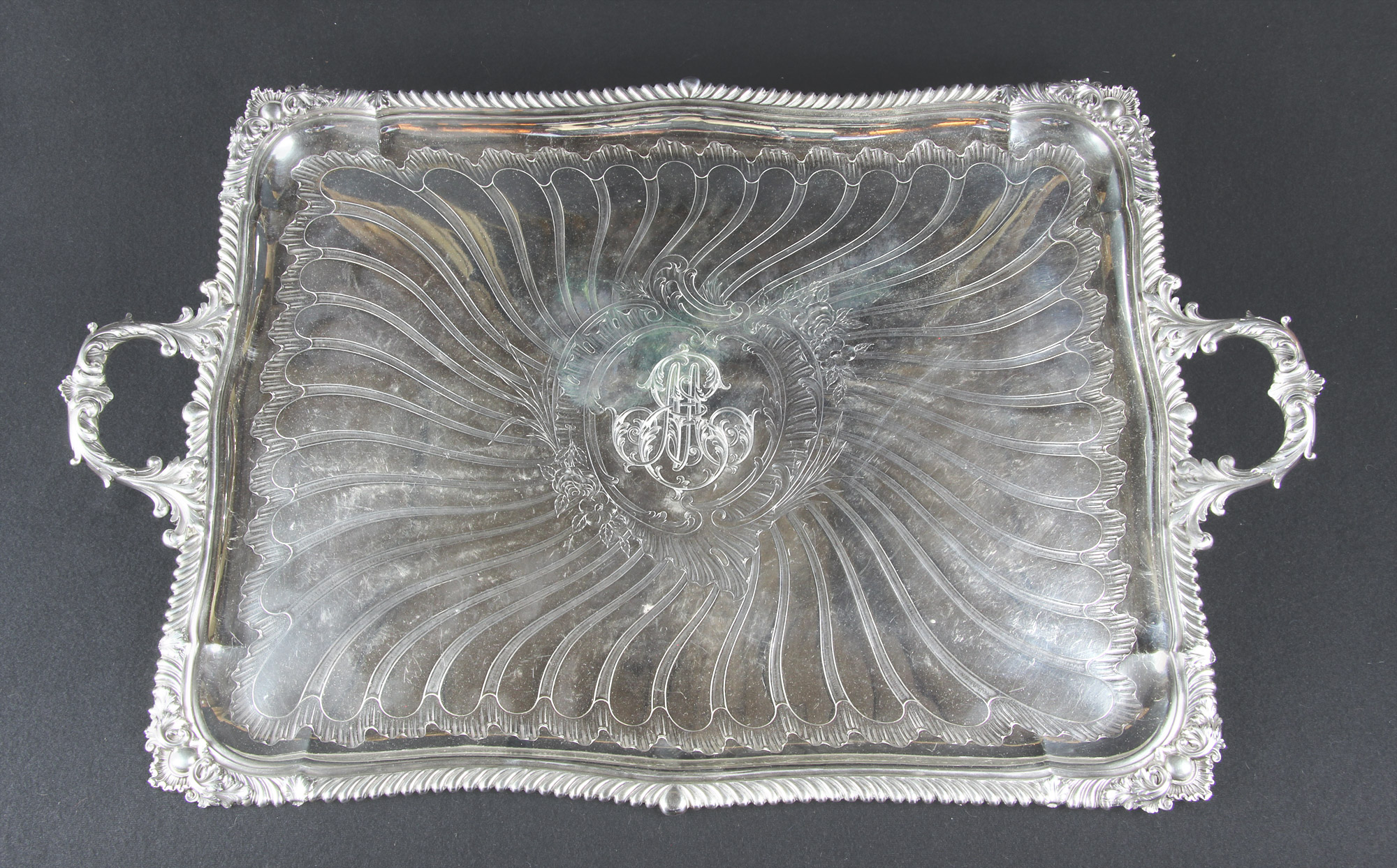  GRAN BANDEJA RECTANGULAR DE PLATA FRANCESA SELLADA. 