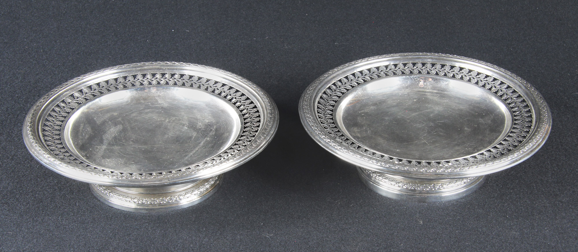  PAR DE PLATOS MASITEROS DE PLATA FRANCESA SELLADA. 