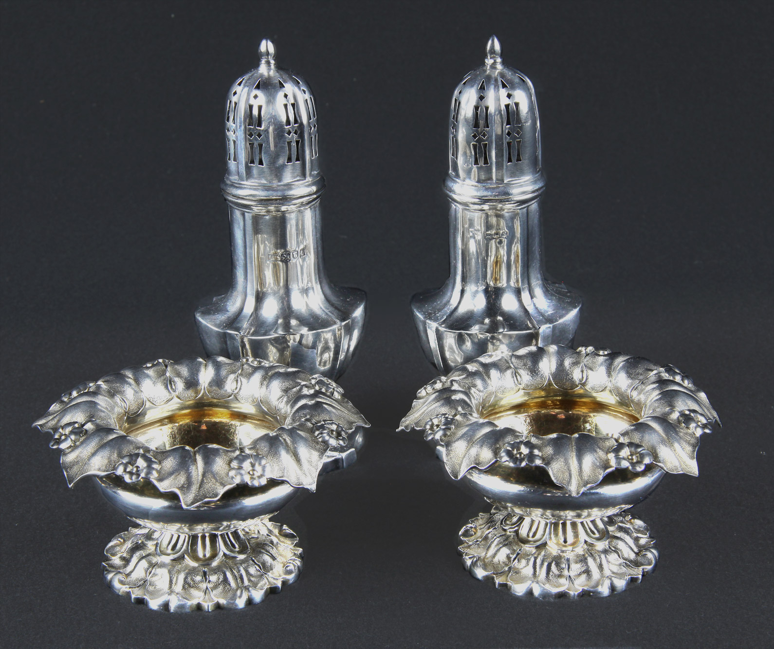  CUATRO PIEZAS DE PLATA INGLESA SELLADA PARA MESA. 