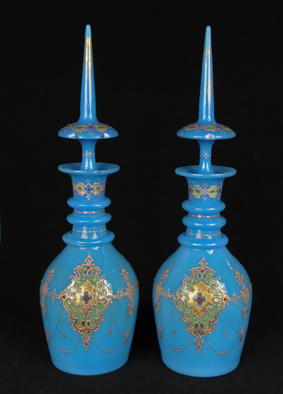  PAR DE ANTIGUOS BOTELLONES DE OPALINA AZUL CON SUS TAPONES. 