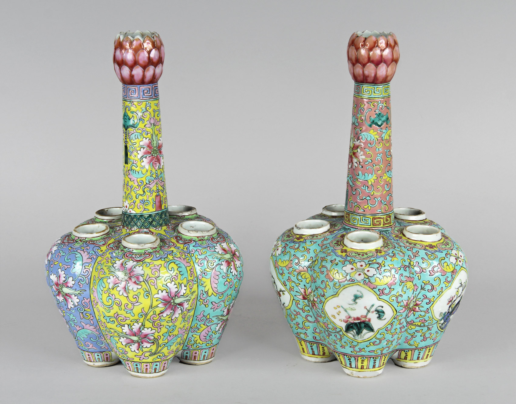  DOS VASOS TULIPANEROS CHINOS DE PORCELANA ESMALTADA. 