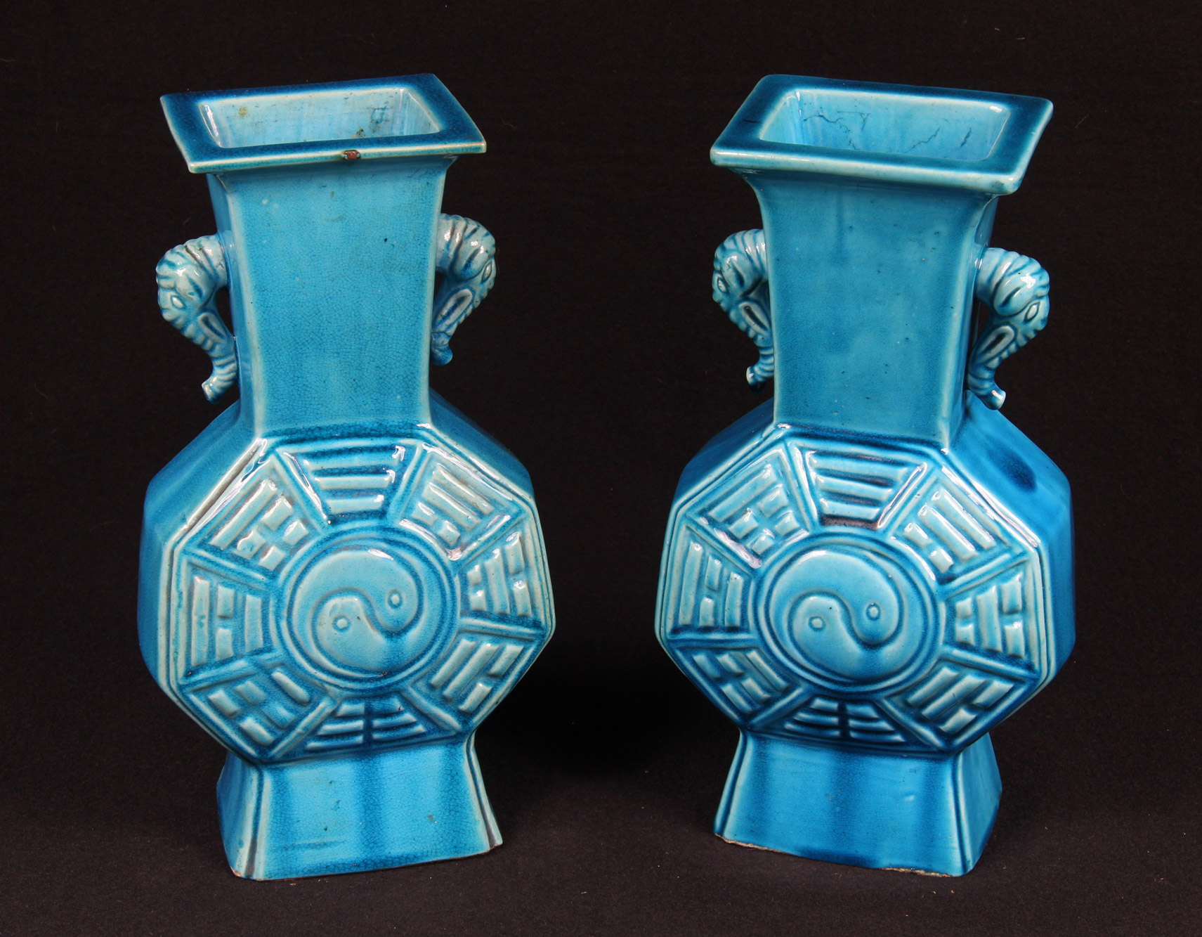  PAR DE VASOS CHINOS DE PORCELANA ESMALTADA. 