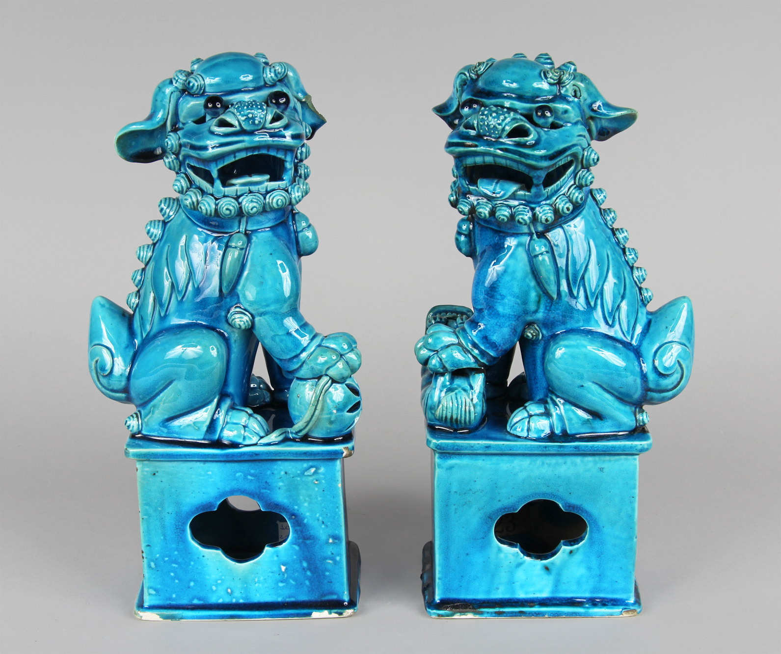  PAR DE QUIMERAS CHINAS DE PORCELANA ESMALTADA. 