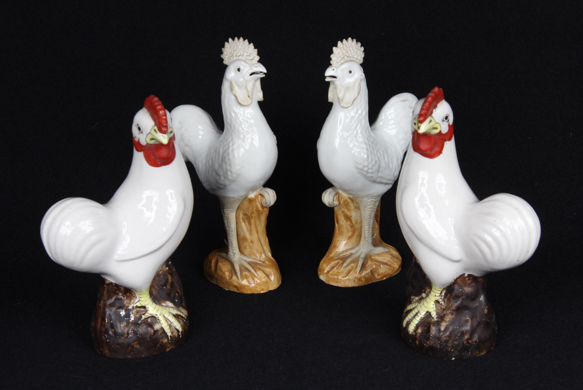  DOS PARES DE GALLOS DE PORCELANA CHINA ESMALTADA. 