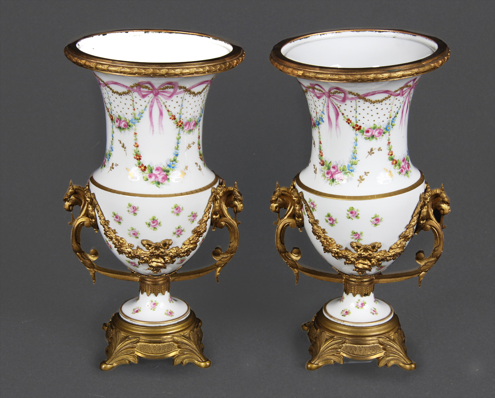  PAR DE PEQUEÑAS ANFORAS DE PORCELANA Y BRONCE. 