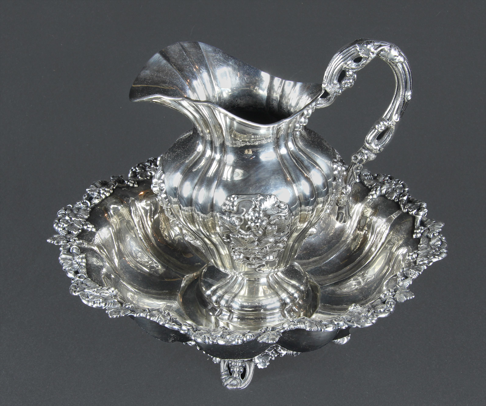  JARRA Y PALANGANA EUROPEAS DE PLATA CINCELADA.
