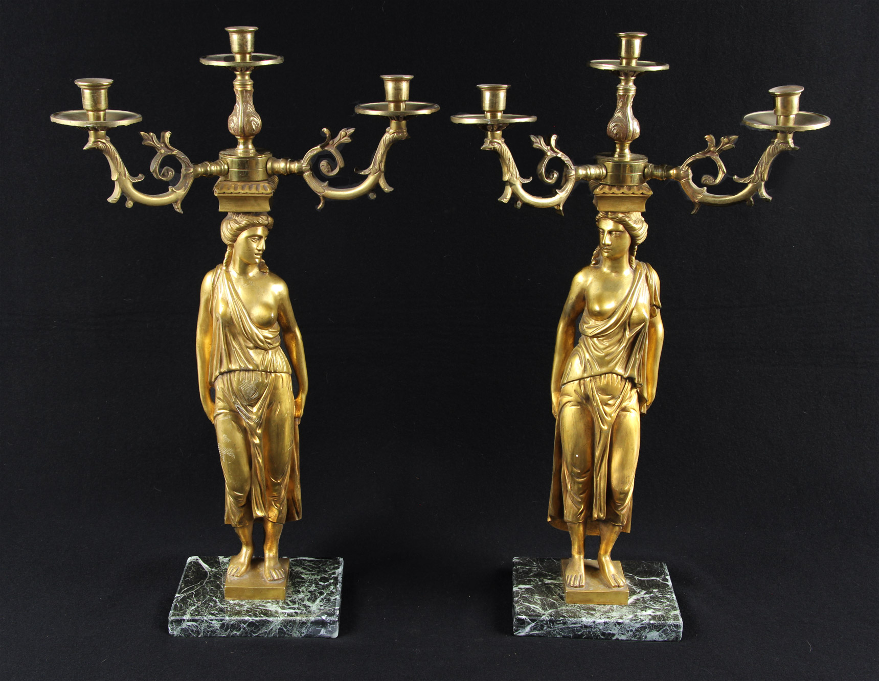  CUATRO CANDELABROS DE BRONCE CINCELADO Y DORADO.