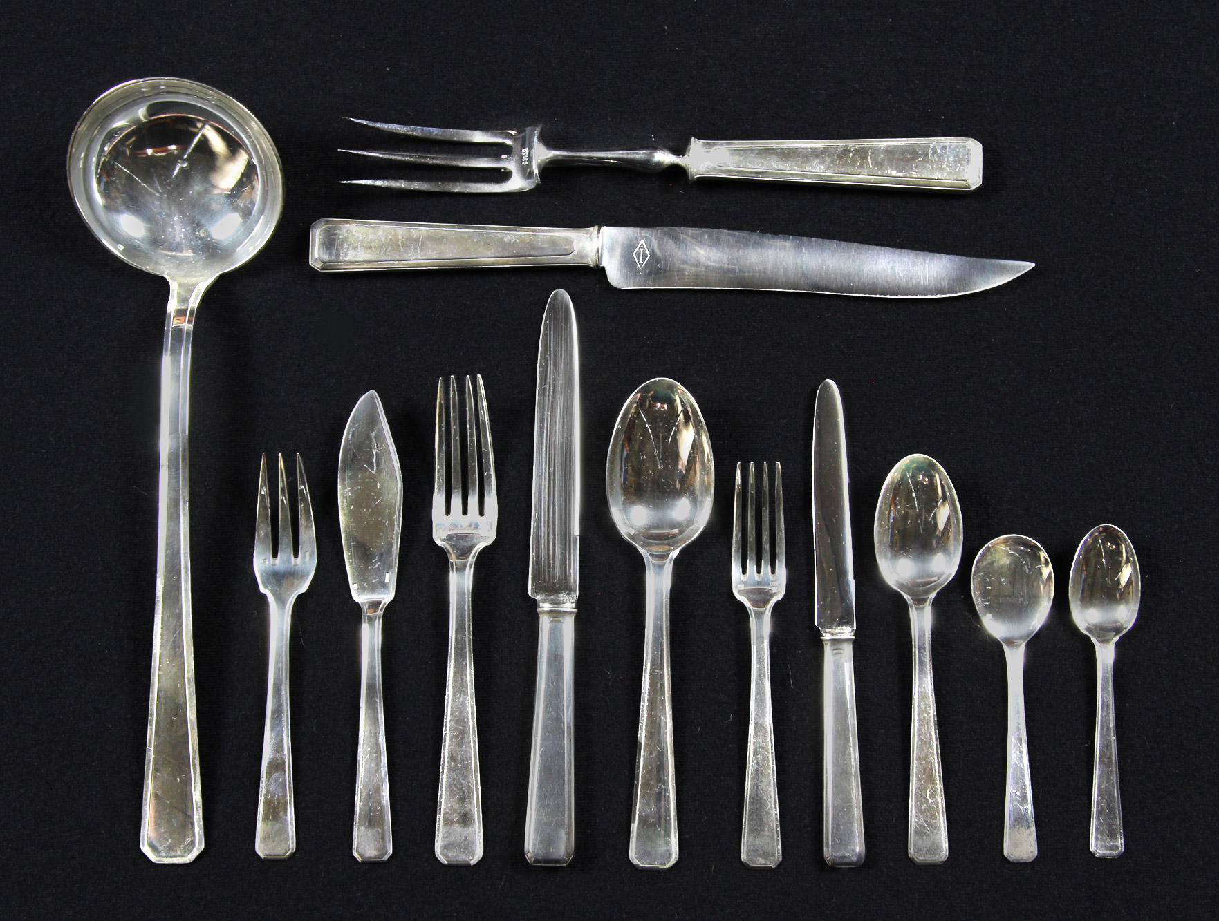  JUEGO DE CUBIERTOS FRANCES DE METAL BLANCO PLATEADO. 