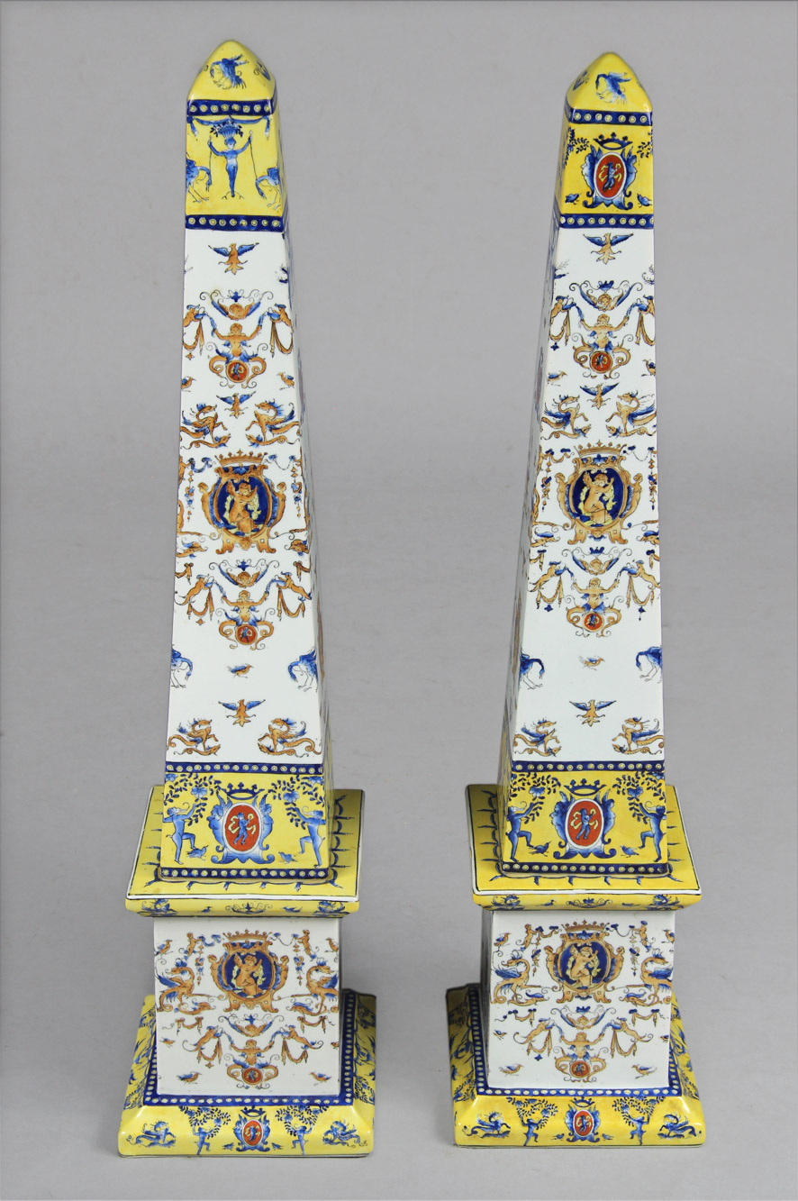  PAR DE GRANDES OBELISCOS DE PORCELANA ESMALTADA.