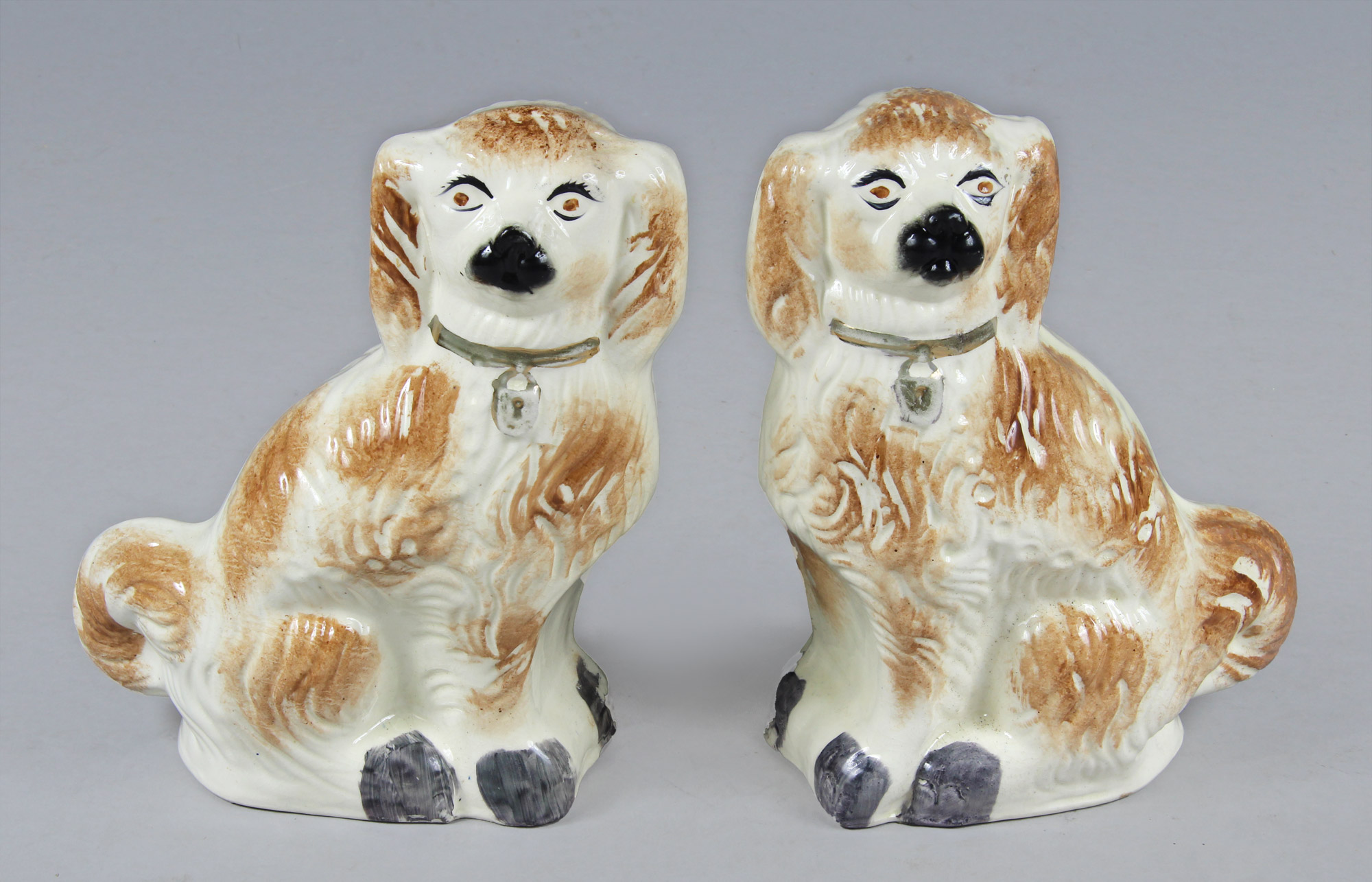  PAR DE PERROS DE POTTERY INGLESA DE STAFFORDSHIRE. 