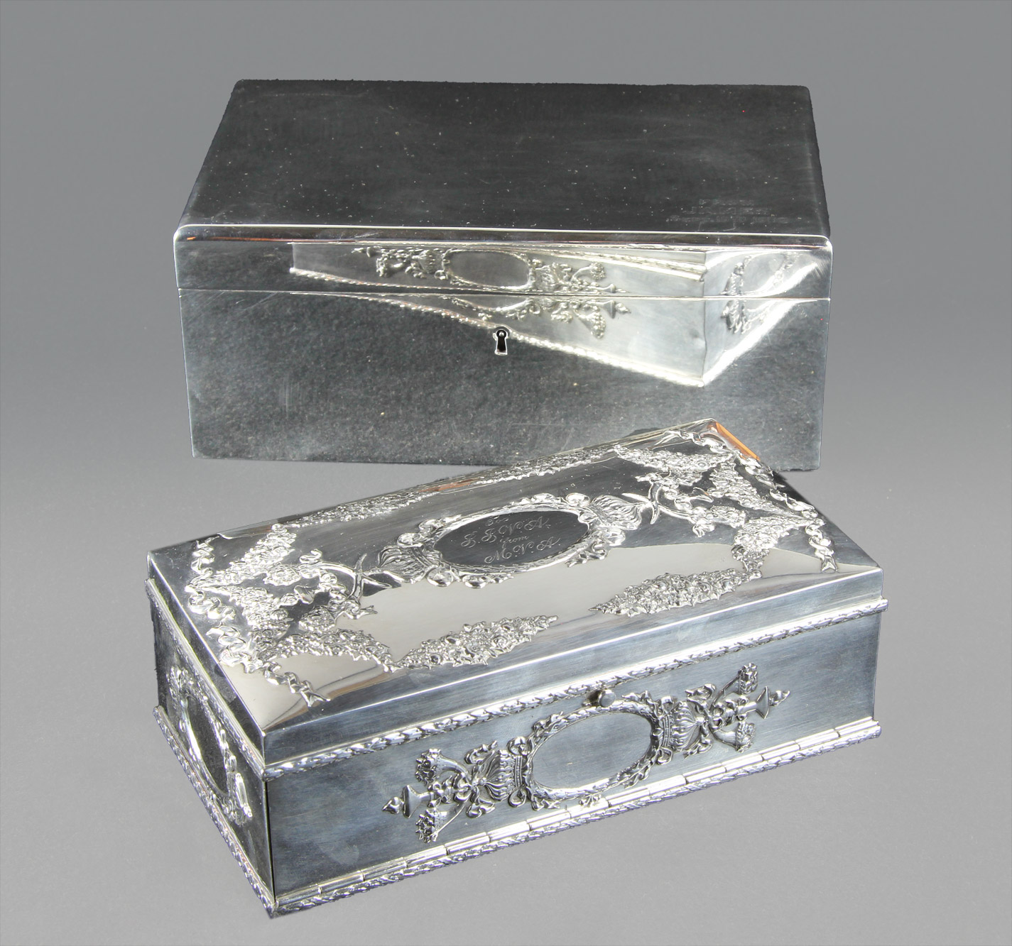 Lotes 715 y 716: 
																		CAJA DE PLATA STERLING SELLADA PARA ALHAJAS.
																		ANTIGUA CAJA AMERICANA DE PLATA STERLING PARA CIGARROS.