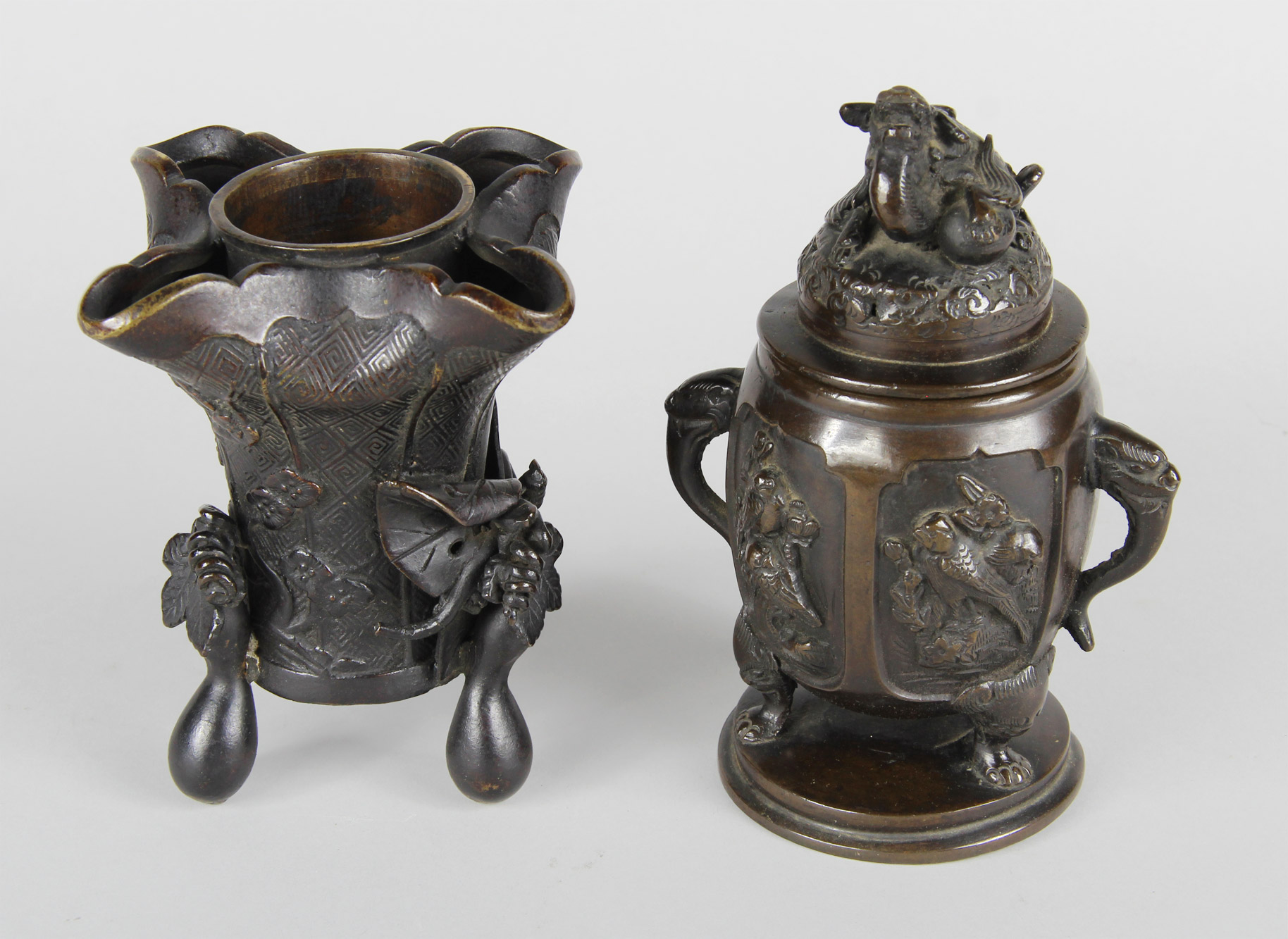  DOS PIEZAS JAPONESAS DE BRONCE CINCELADO.