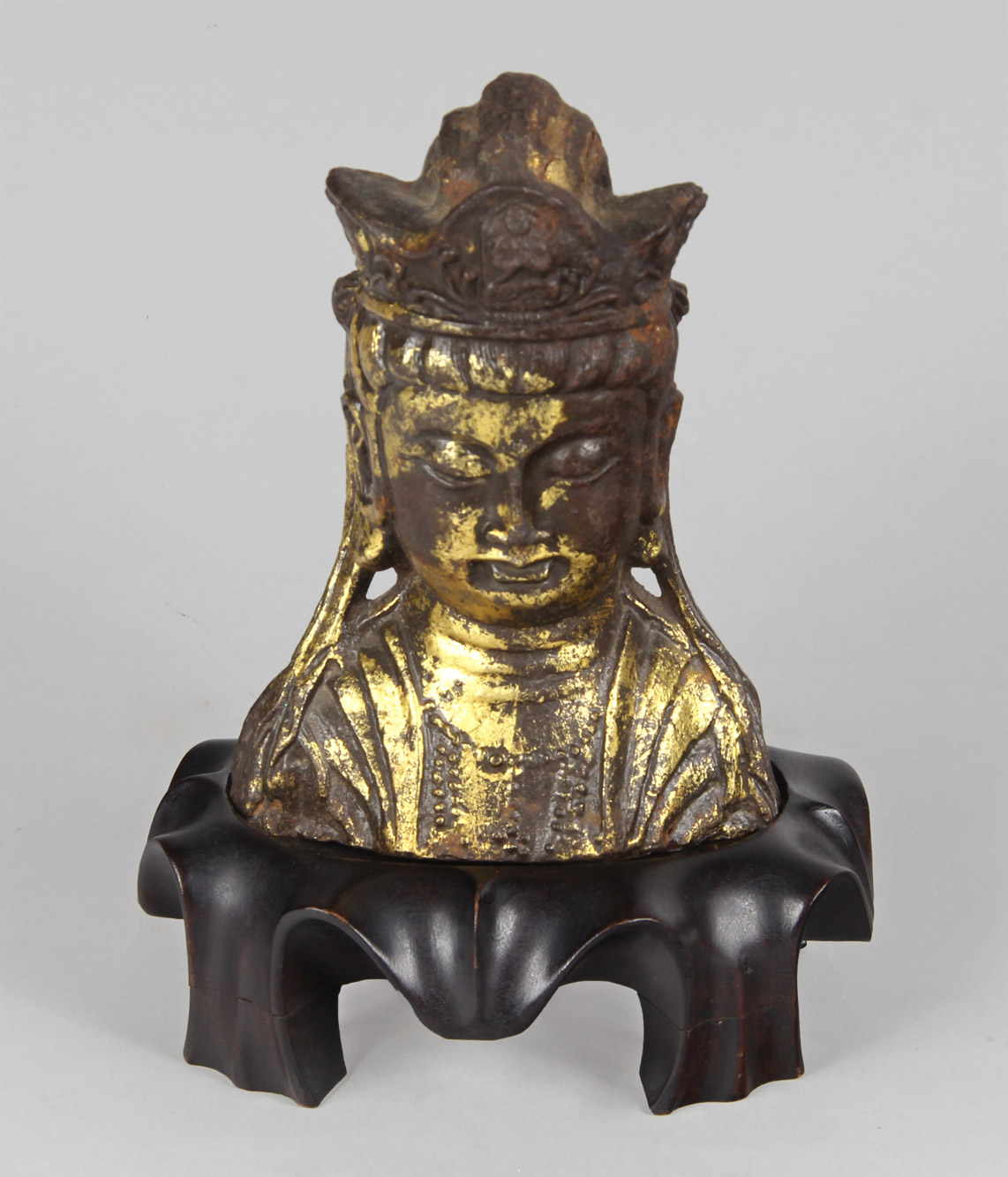  ANTIGUA FIGURA TIBETANA DE BRONCE DORADO.