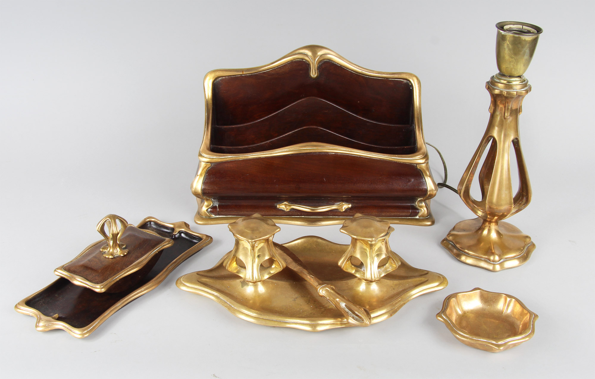  CONJUNTO ART NOUVEAU PARA ESCRITORIO DE LA CASA KELLER. 