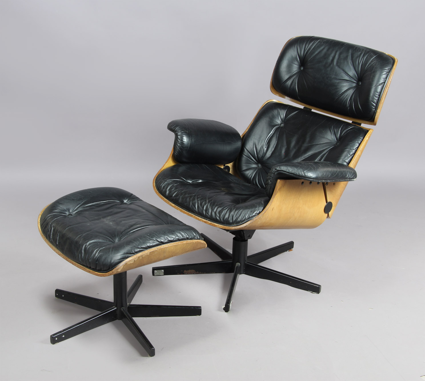  POLTRONA DISEÑO EAMES CON BANQUETA APOYAPIES. 