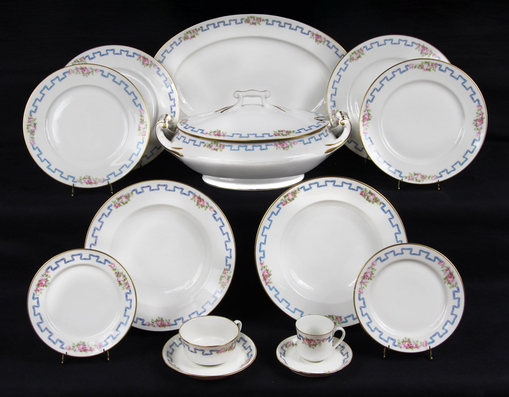  CONJUNTO DE PORCELANA FRANCESA LIMOGES PARA MESA. 