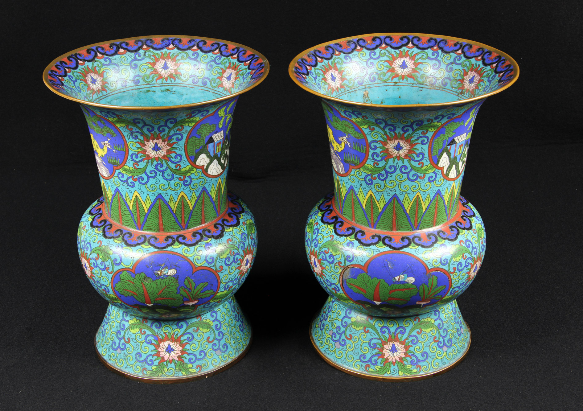  PAR DE ANTIGUOS VASOS CHINOS DE BRONCE CLOISONNE. 