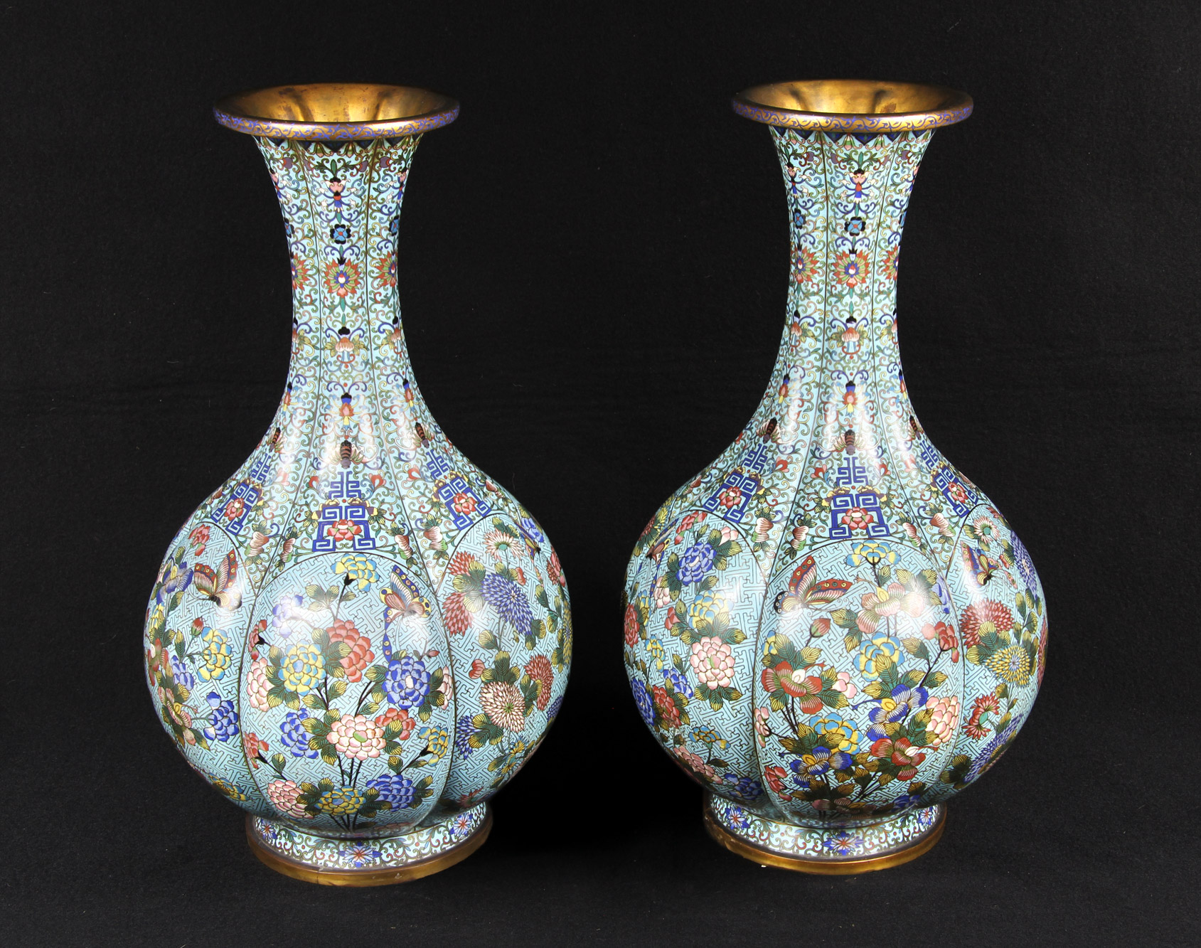  PAR DE IMPORTANTES VASOS CHINOS DE BRONCE CLOISONNE. 
