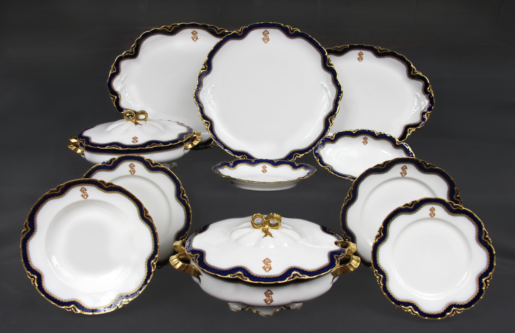  FINO JUEGO DE PORCELANA FRANCESA LIMOGES PARA MESA. 
