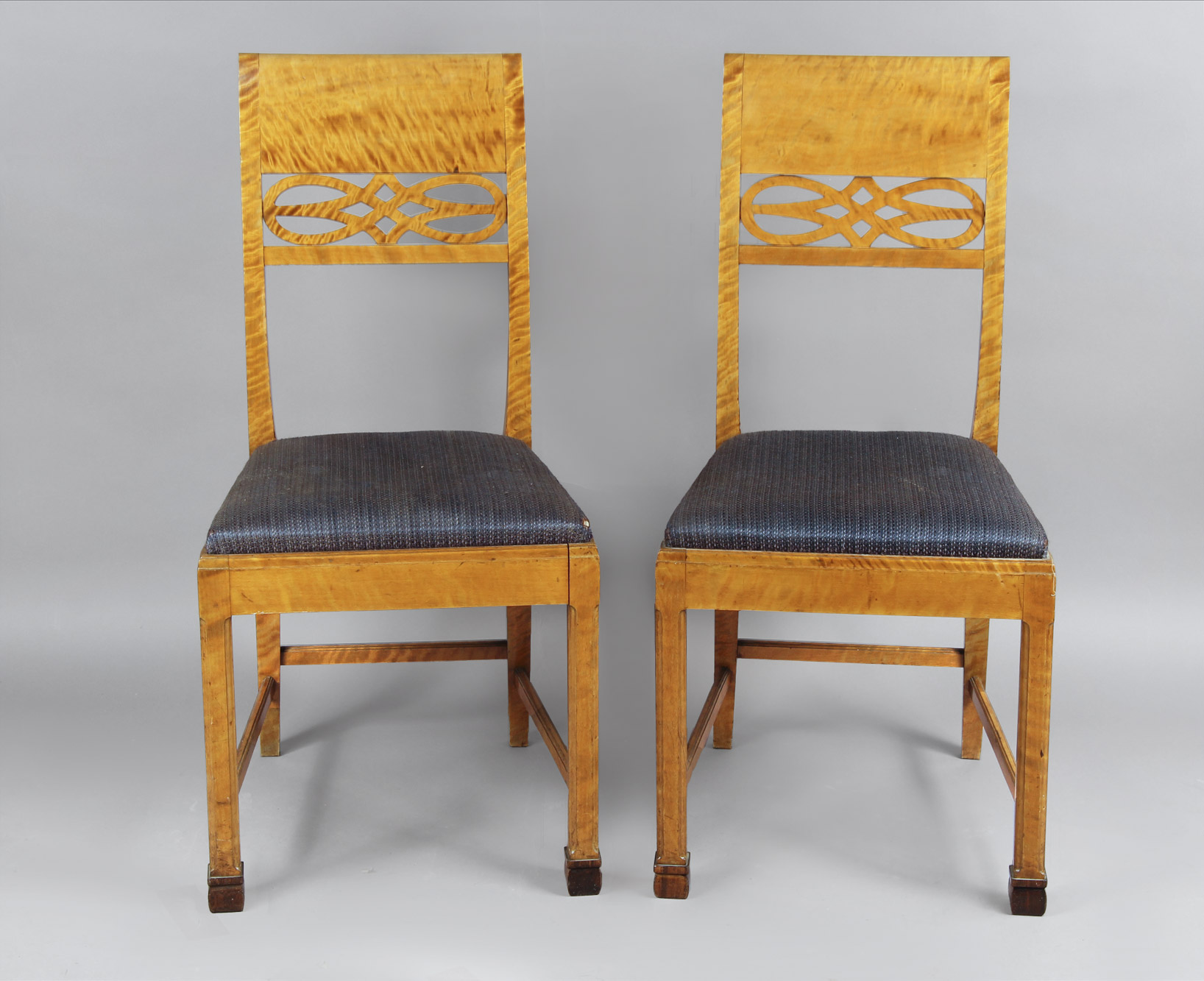  TRES SILLAS DE ESTILO BIEDERMEIER. 