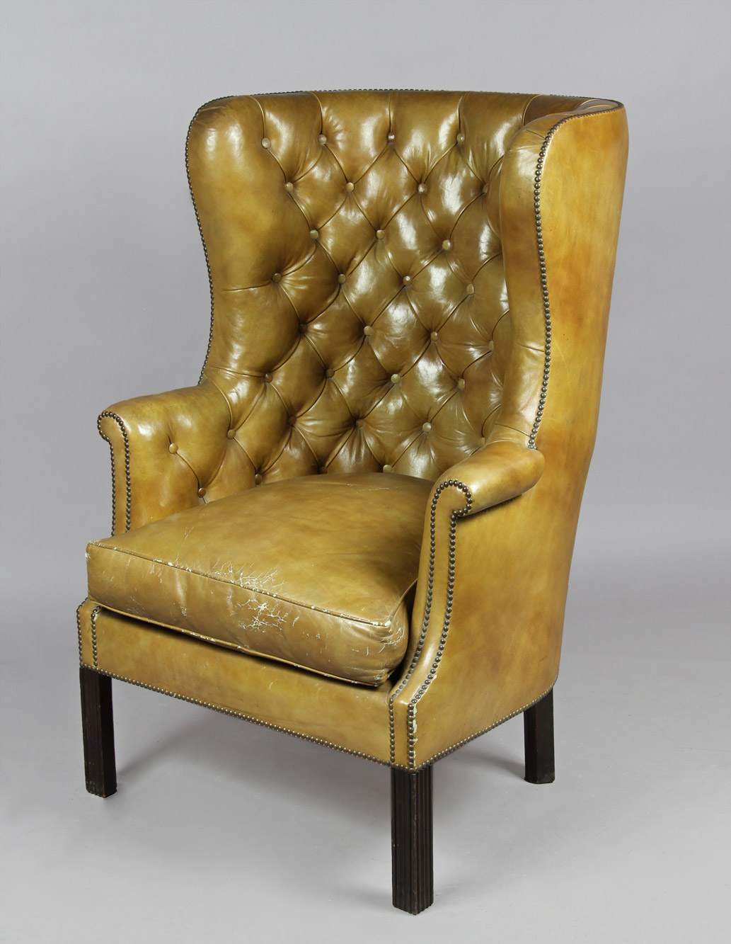  SILLON DE CUERO INGLES CON BANQUETA APOYA PIES.