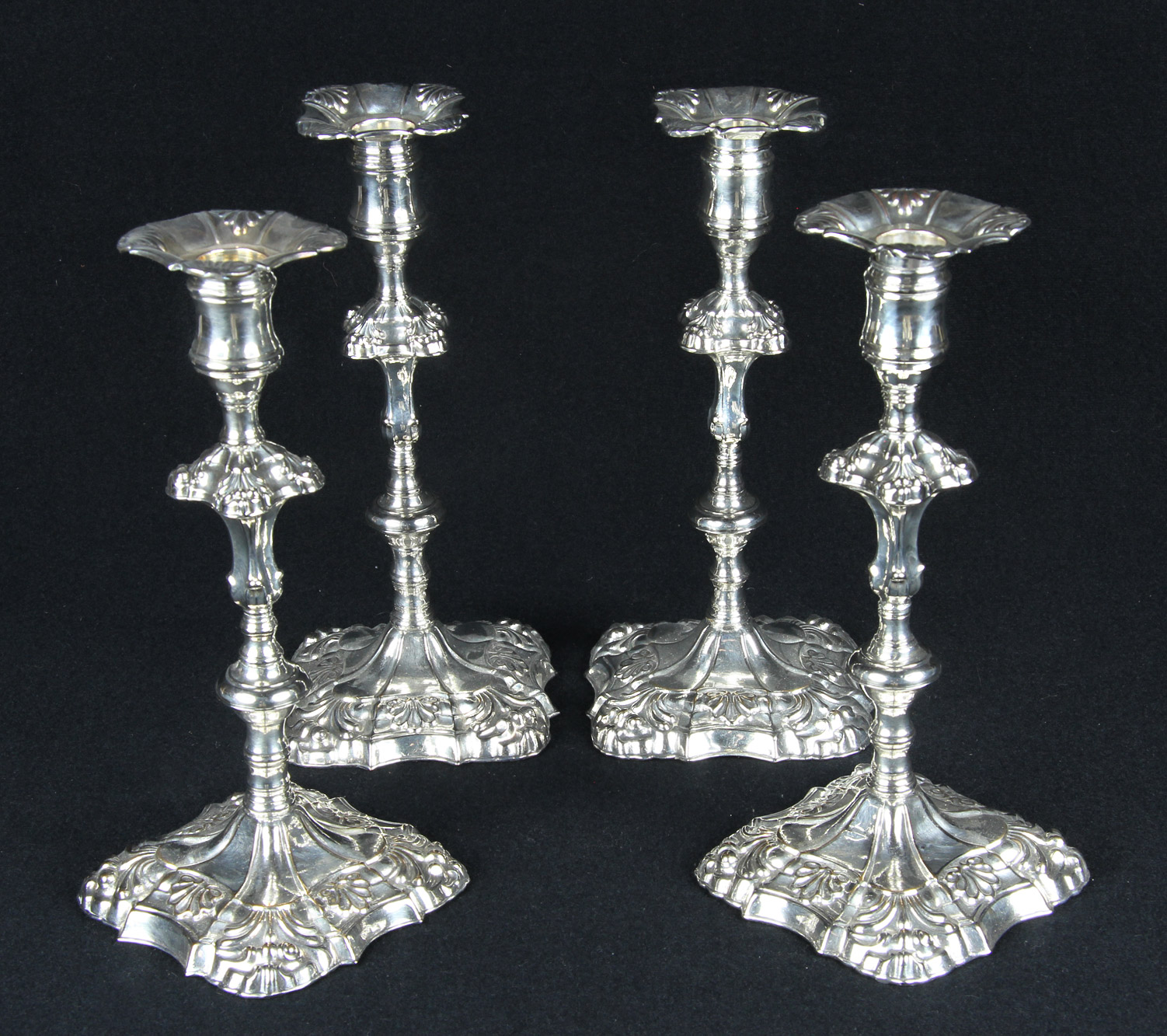  CUATRO CANDELEROS INGLESES DE METAL PLATEADO. 