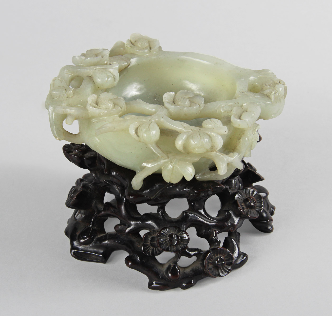  PEQUEÑO CENTRO HONDO CHINO DE JADE VERDE CELADON. 