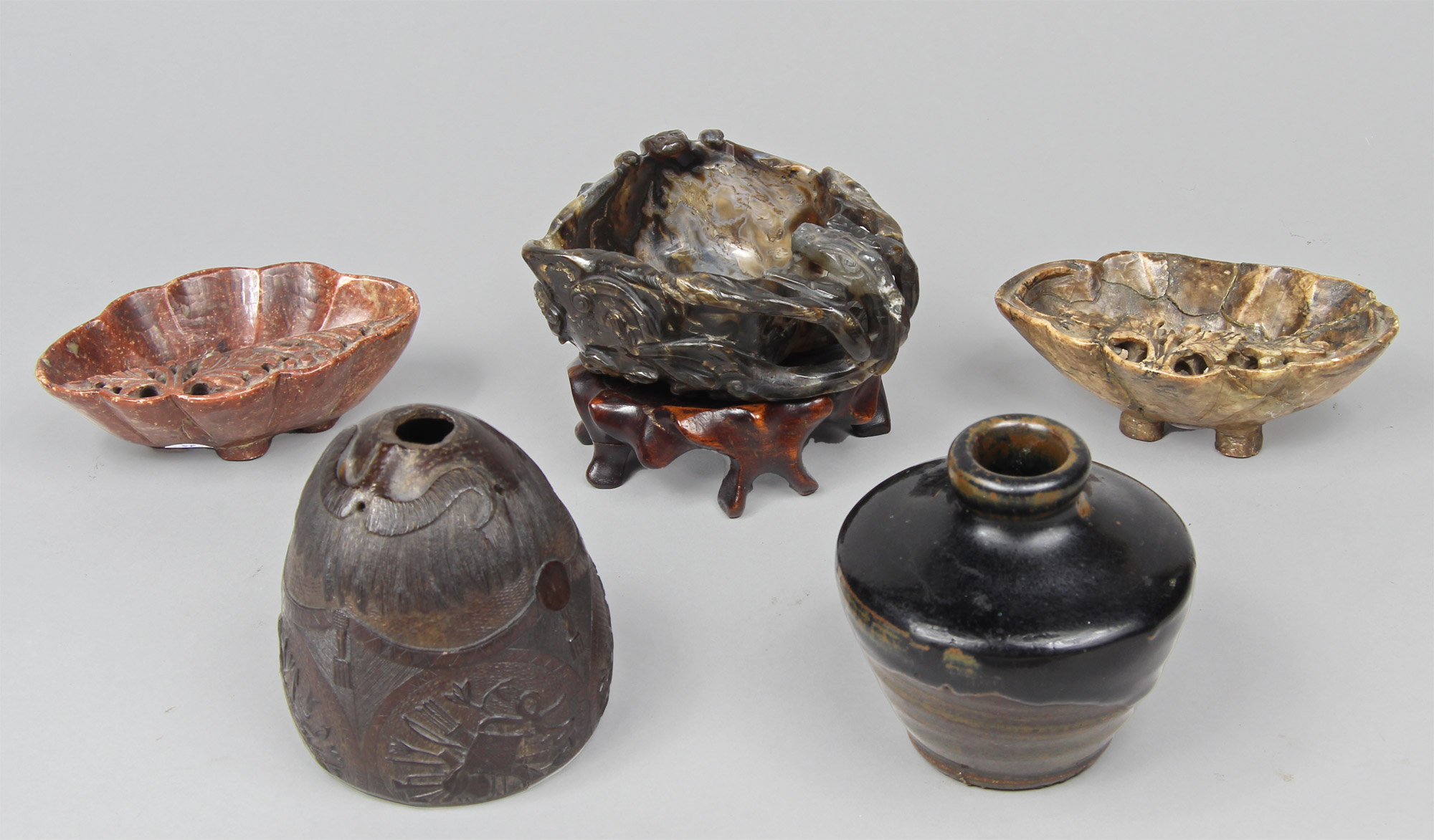 Lotes 761, 680, 463 y 726: 
																		DOS PEQUEÑOS CENTROS HONDOS CHINOS DE PIEDRA ESCULPIDA. 
																		CENTRO O TAZA CHINA DE PIEDRA DURA ESCULPIDA. 
																		ANTIGUO CUENCO DE COCOBOLO TALLADO.
																		PEQUEÑO VASO CHINO DE ALFARERIA ESMALTADA. 