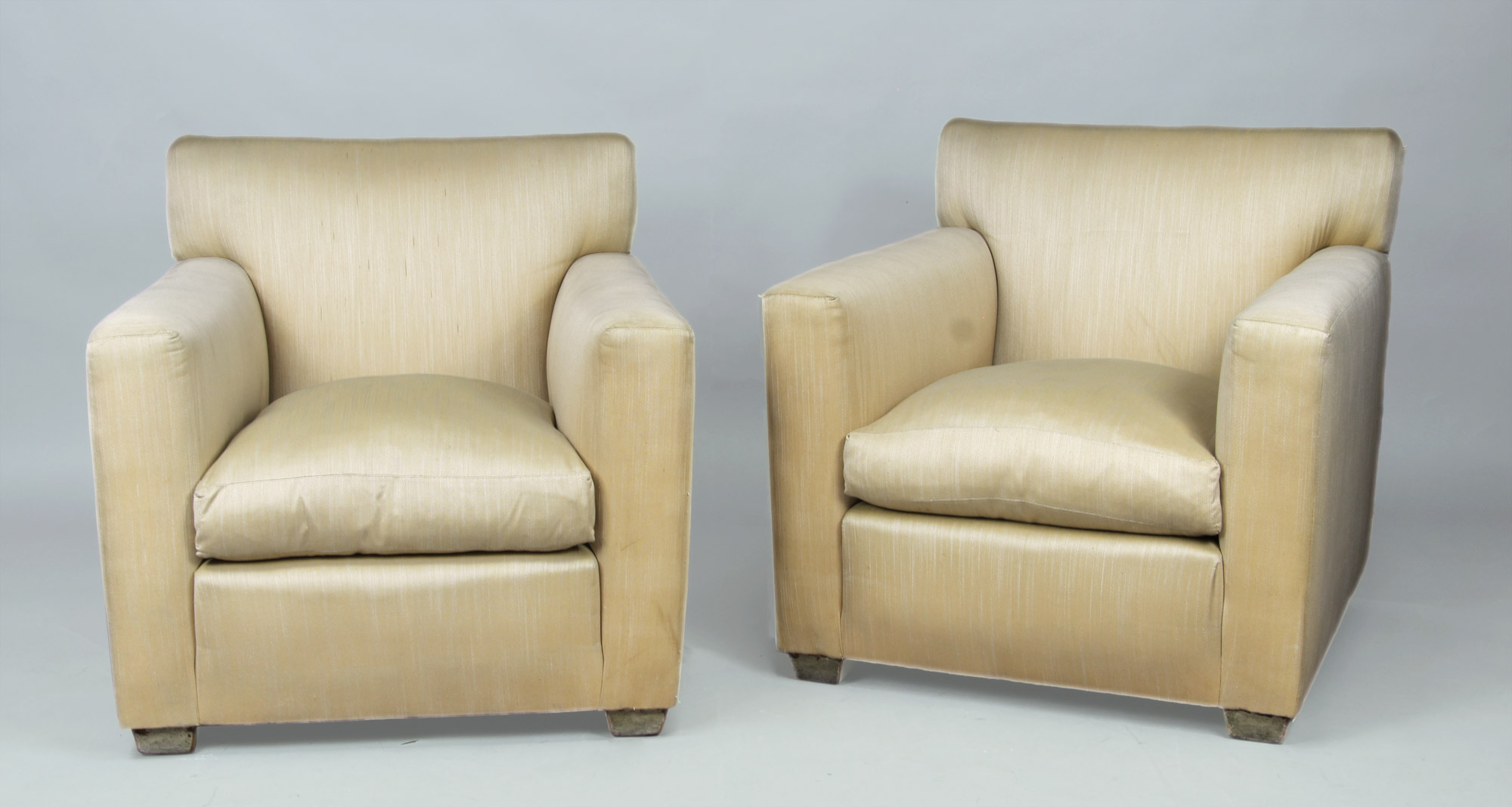  PAR DE SILLONES CONFORTABLES FABRICADOS POR COMTE.