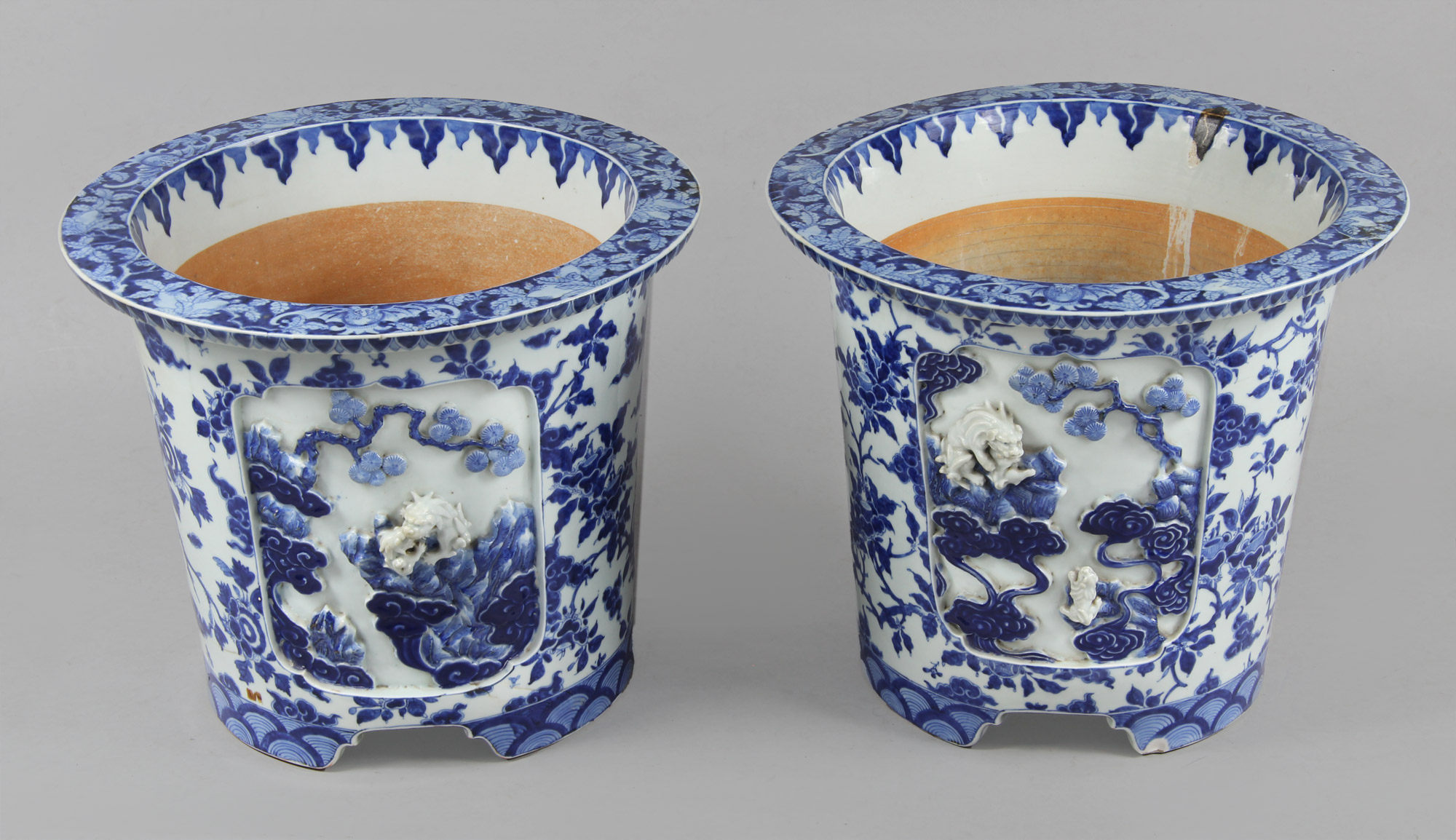  PAR DE GRANDES MACETEROS CHINOS DE PORCELANA ESMALTADA. 