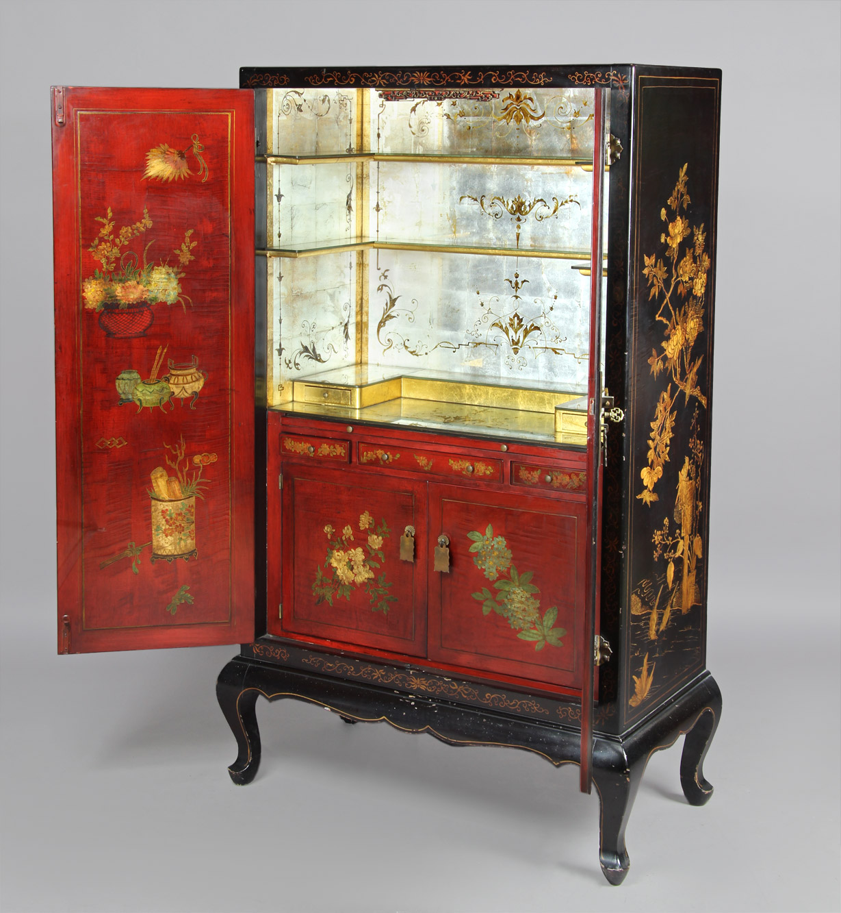  MUEBLE BAR CHINO CON DECORACION PINTADA A MANO. 