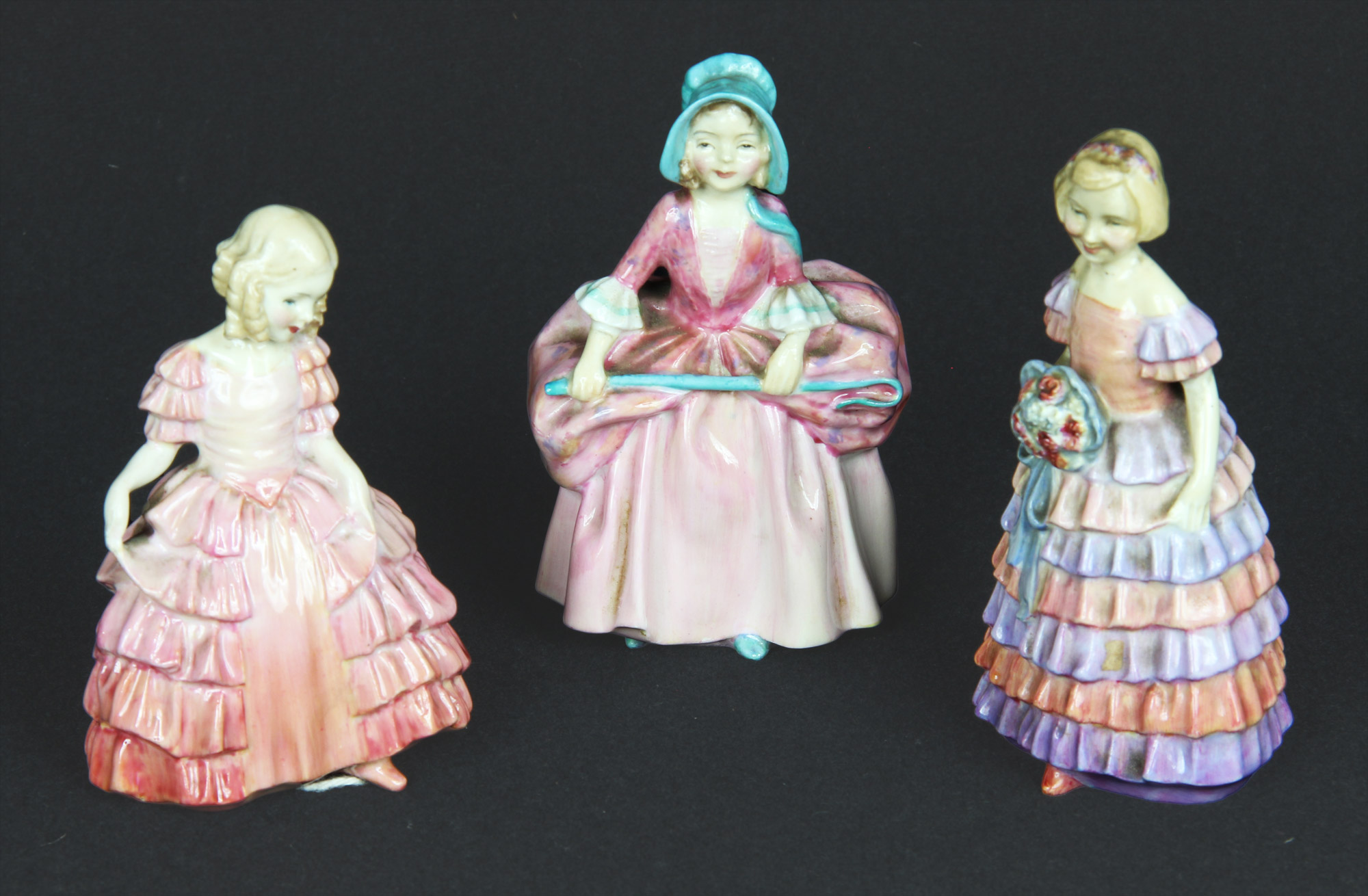  TRES FIGURAS INGLESAS DE POTTERY ROYAL DOULTON. 