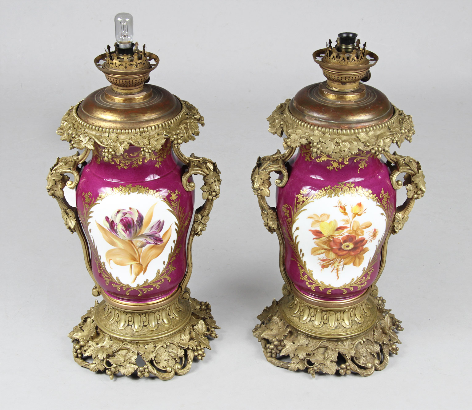  PAR DE LAMPARAS CON VASOS DE PORCELANA FRANCESA.