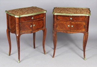 Lote 240: PAR DE PEQUEÑAS MESAS DE ESTILO FRANCES LUIS XV.  PAR DE PEQUEÑAS MESAS DE ESTILO FRANCES LUIS XV. 