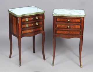 Lote 328: DOS PEQUEÑAS MESAS DE ESTILO FRANCES LUIS XV.  DOS PEQUEÑAS MESAS DE ESTILO FRANCES LUIS XV. 