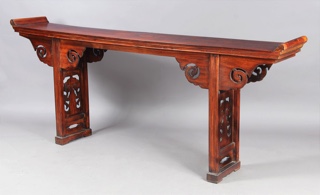 Lote 274: CONSOLA ALTA CHINA DE MADERA LUSTRADA.  CONSOLA ALTA CHINA DE MADERA LUSTRADA. 