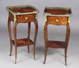 Lote 313: PAR DE PEQUEÑAS MESAS DE ESTILO FRANCES LUIS XV.  PAR DE PEQUEÑAS MESAS DE ESTILO FRANCES LUIS XV. 