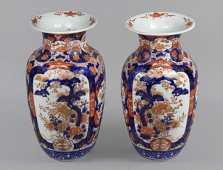 Lote 452: PAR DE VASOS DE PORCELANA JAPONESA IMARI.  PAR DE VASOS DE PORCELANA JAPONESA IMARI. 