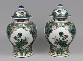 Lote 428: PAR DE ANTIGUOS POTICHES CHINOS DE PORCELANA CON TAPA.  PAR DE ANTIGUOS POTICHES CHINOS DE PORCELANA CON TAPA. 