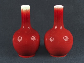 Lote 540: PAR DE ANTIGUOS VASOS CHINOS DE PORCELANA SANG DE BOEUF.  PAR DE ANTIGUOS VASOS CHINOS DE PORCELANA SANG DE BOEUF. 