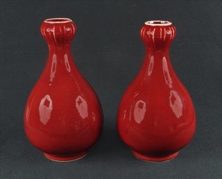 Lote 555: PAR DE ANTIGUOS VASOS CHINOS DE PORCELANA SANG DE BOEUF.  PAR DE ANTIGUOS VASOS CHINOS DE PORCELANA SANG DE BOEUF. 