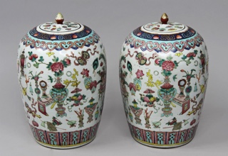 Lote 457: PAR DE ANTIGUOS POTICHES CHINOS DE PORCELANA CON TAPA.  PAR DE ANTIGUOS POTICHES CHINOS DE PORCELANA CON TAPA. 