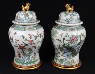 Lote 449: PAR DE POTICHES CHINOS DE PORCELANA CON TAPA.  PAR DE POTICHES CHINOS DE PORCELANA CON TAPA. 