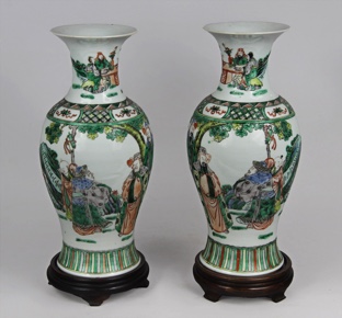 Lote 492: PAR DE VASOS CHINOS DE PORCELANA ESMALTADA.  PAR DE VASOS CHINOS DE PORCELANA ESMALTADA. 