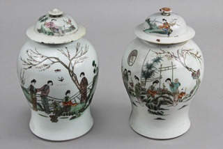 Lote 676: PAR DE POTICHES CHINOS DE PORCELANA ESMALTADA.  PAR DE POTICHES CHINOS DE PORCELANA ESMALTADA. 