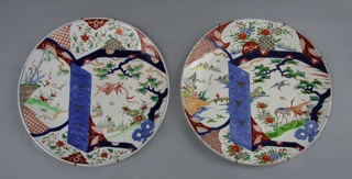 Lote 678: CUATRO GRANDES PLATOS DE PORCELANA JAPONESA IMARI.  CUATRO GRANDES PLATOS DE PORCELANA JAPONESA IMARI. 