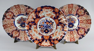 Lote 685: TRES GRANDES PLATOS DE PORCELANA JAPONESA IMARI.  TRES GRANDES PLATOS DE PORCELANA JAPONESA IMARI. 