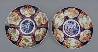 Lote 644: PAR DE GRANDES PLATOS DE PORCELANA JAPONESA IMARI.  PAR DE GRANDES PLATOS DE PORCELANA JAPONESA IMARI. 